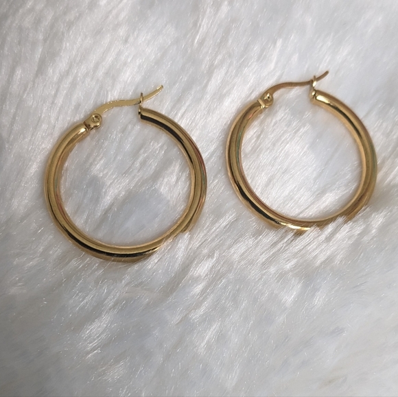 NEW Women’s Gold Plated Round Pierced Hoop Earrings 18K / jewelry - Picture 2 of 8